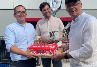 Jubiläumsfeier – Geschäftsführung mit Jubiläumskuchen